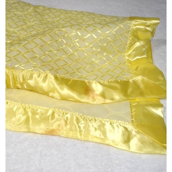 Vintage MCM Acrylic Baby Blanket, Yellow, Satin Trim, 35in x 48in nursery crib - Picture 6 of 7